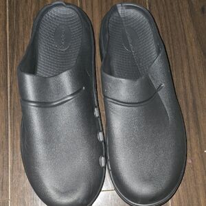 OOFOS Men's Black Slip-On Loafers